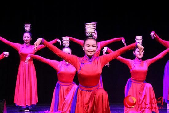 內(nèi)蒙古藝術(shù)學院舞蹈演員表演的群舞《祝?！防_了“草原之聲”演出的帷幕。