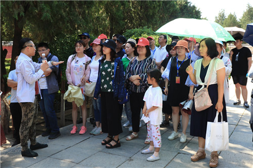 外地游客在正定縣文物游覽點有序參觀。-河寧 攝.jpg