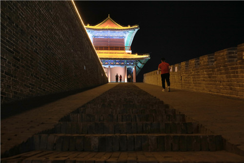 為了保護文物，消減火災隱患，正定縣的旅游點，參觀者必須接受禁帶火種檢查。-河寧 攝.jpg